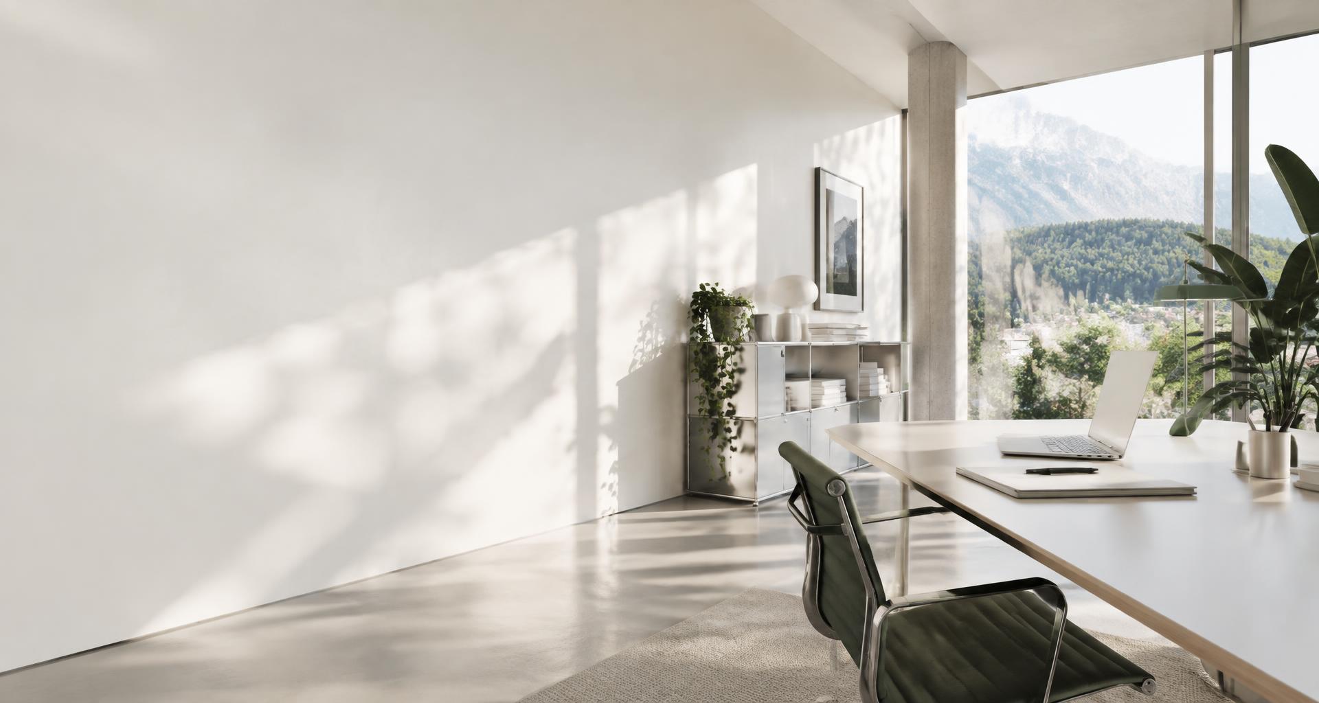 Lichtdurchfluteter Arbeitsplatz mit Blick auf die Alpen